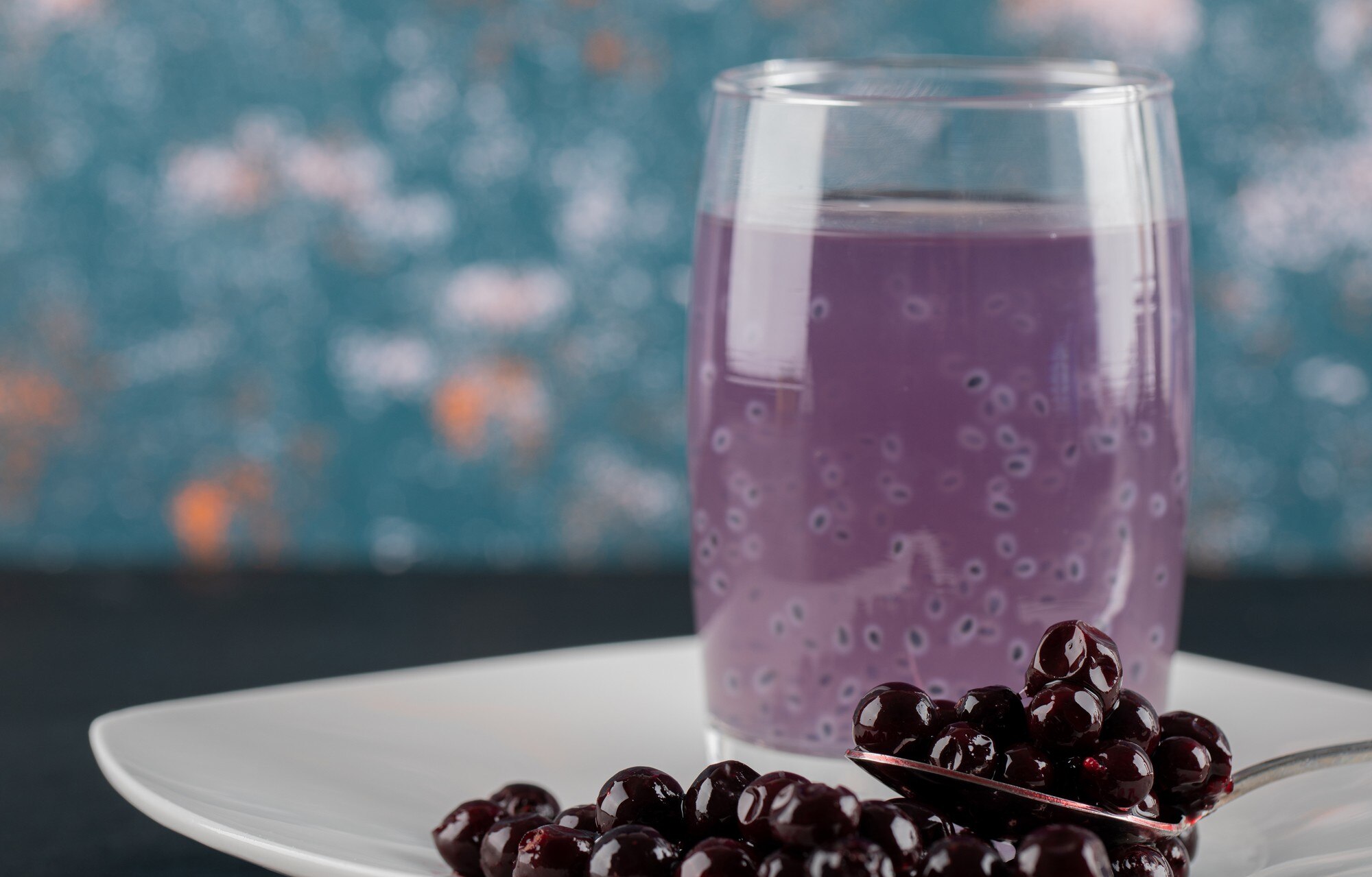 Bebida tradicional de maíz morado servida en vaso